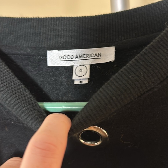 Good American grommet sweater size 0 or XS slightly cropped but hangs at waist - Picture 5 of 6